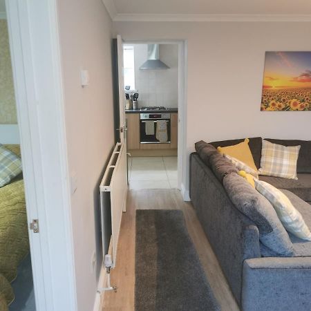Immaculate One Bedroom Home With Private Parking Swansea Exterior photo