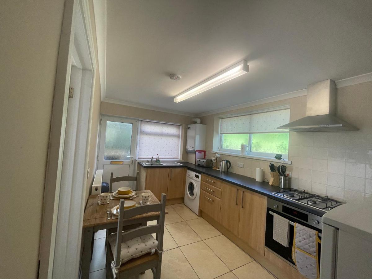 Immaculate One Bedroom Home With Private Parking Swansea Exterior photo