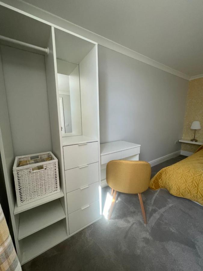 Immaculate One Bedroom Home With Private Parking Swansea Exterior photo
