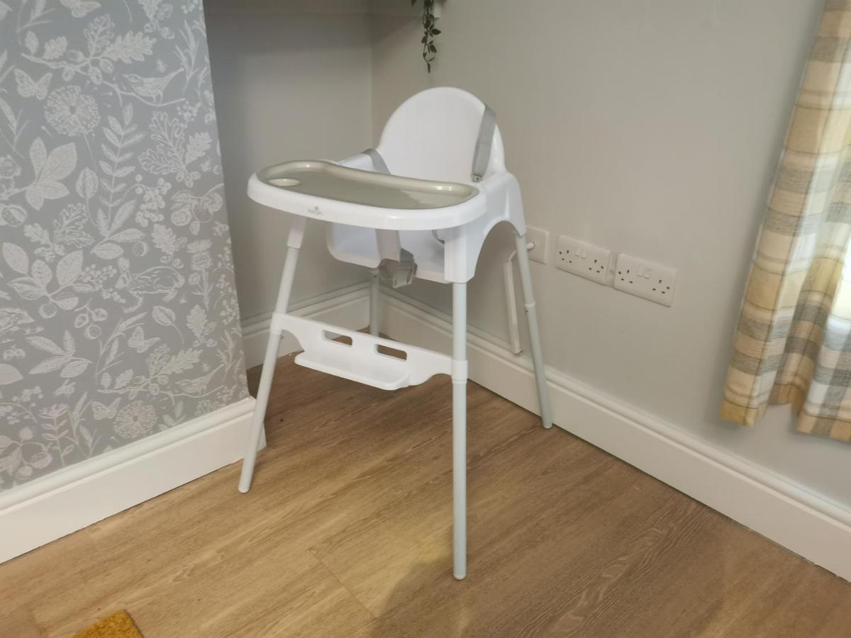 Immaculate One Bedroom Home With Private Parking Swansea Exterior photo