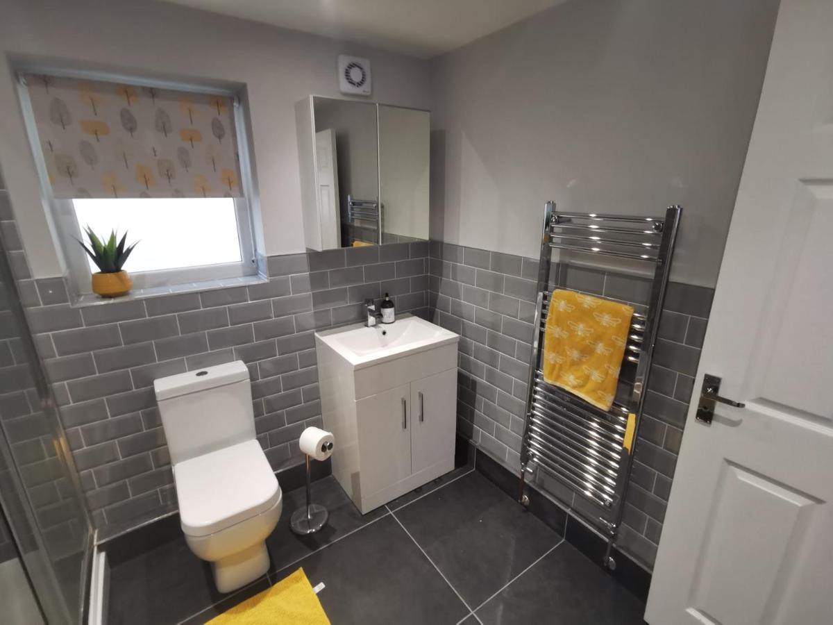 Immaculate One Bedroom Home With Private Parking Swansea Exterior photo